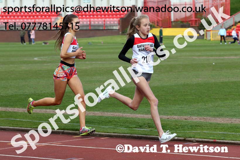 Girls 800 metres, Gateshead Open Medal Meeting. Photo: David T. Hewitson/Sports for All Pics